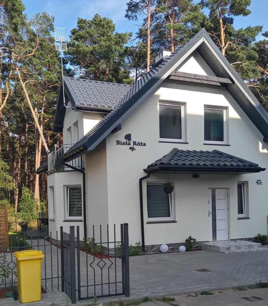 Dom Goscinny Biala Roza Dziwnowek Bagian luar foto